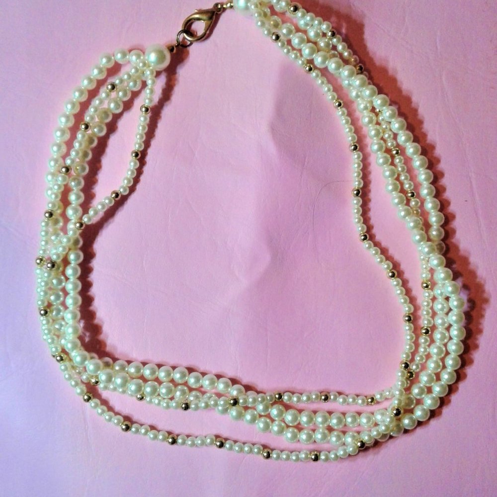 pearl necklace (costume jewelry)